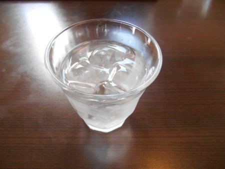 氷の入ったグラス水