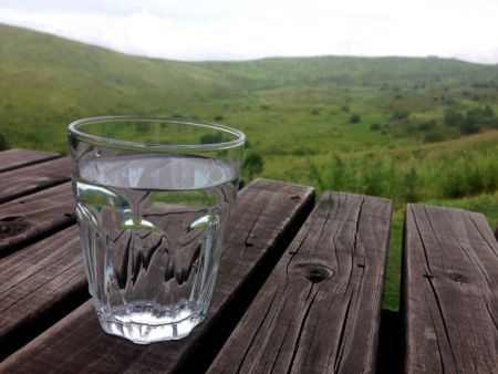 自然の中のグラス水